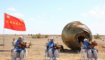 VIDEO: Čínski astronauti sa po 90-dňovej misii vrátili na Zem