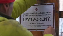 Zrútili sa masívne skaly. Chodník tatranskej magistrály neďaleko Hrebienka uzavreli