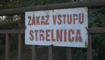 Žijú ako v palebnom poli. V časti Svrčinovca majú strelnicu priamo za humnami