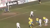 VIDEO: Kuriózny gól z penalty v Česku. Hráč vystrelil po zemi, no lopta skončila v šibenici