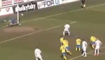 VIDEO: Kuriózny gól z penalty v Česku. Hráč vystrelil po zemi, no lopta skončila v šibenici