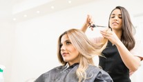 Na manikúru alebo ku kaderníčke sa stále nedostanete. Salóny ponúkajú rady cez internet