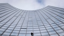 VIDEO: Pavúčí muž bez istenia zliezol mrakodrap vo Frankfurte