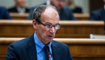 Štefan Kuffa mal vysvetliť haváriu ministerského auta. Koaliční poslanci rokovanie výboru bojkotovali, neprišiel ani on