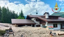 VIDEO: Dedinu v Dolomitoch pohltila zúrivá rieka bahna, trosiek a kameňov. Prehnala sa neuveriteľnou rýchlosťou