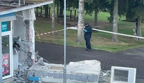 FOTO+VIDEO: Mohutná explózia odtrhla aj časť steny. Po útoku na Hornej Nitre z bankomatu nič nezostalo