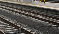 Komplikácie na železnici. Doprava medzi Sencom a Sládkovičovom je prerušená, zranil sa rušňovodič