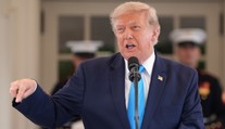 Trump na žiadosť Teheránu a ďalších krajín zrušil plánovaný útok na Irán. Ten poprel, že by o niečo také žiadal