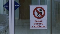 Do nemocnice v Brezne majú matky s kočíkom zákaz vstupu
