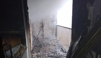 Požiar bytu v Senici. Hasiči evakuovali obyvateľov celej bytovky