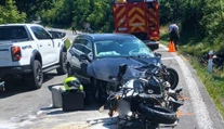 Nešťastný deň na slovenských cestách pokračuje. Vodička auta mala prejsť do protismeru a zraziť sa s motorkármi