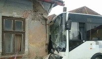 V Huncoviach narazil autobus do rodinného domu, niekoľko cestujúcich sa zranilo