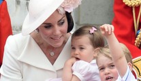 Nádherné princezné v ružovom. Kate Middleton v náručí s malou Charlotte