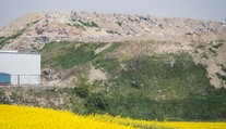 Najväčšia nelegálna skládka s haldou odpadu na Slovensku musí zmiznúť