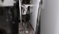 FOTO a VIDEO: Bankomat vybuchol policajtom pod nosom. Nové zistenie naznačuje, že zlodeji mali pomoc zvnútra