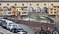 Vo Florencii sa prepadla časť nábrežia, majitelia hľadali autá v priekope