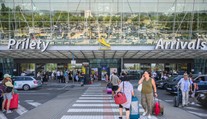Koniec malých fľaštičiek? Bratislavské letisko je pripravené, chýba už len jedna vec