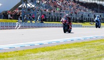 VIDEO: Austrálska divočina sa opäť nezaprela. Na Moto GP sa víťaz šprintu zrazil s votrelcom na trase