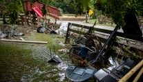 Voda so sebou odnášala aj domy. Počet obetí ničivých povodní v štáte Tennessee stúpol na 22