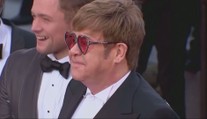 Všetko sa začalo infekciou. Legendárny spevák Elton John má vážne zdravotné problémy