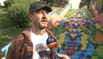 Trenčín má novú atrakciu. Umelec vytvoril na schodoch pestrofarebnú mozaiku