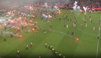 FOTO+VIDEO: Šialené scény z derby obleteli svet, Česi sa hanbia. Fanúšikovia napadli slovenského brankára
