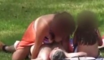 Šokujúce video! Dvojica mala sex v parku, vedľa nich sedelo dieťa
