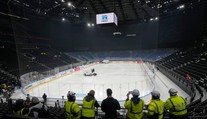 V hale sa ťažko dýcha, stroje pracujú neustále. Hráči NHL budú v Miláne zrejme šokovaní