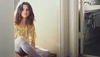 Selena Gomez má dvojníčku. Jej pozadie tromfne aj Kardashianku
