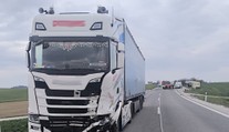 Tragická nehoda na kopaniciach. Zrážku s kamiónom neprežil vodič osobného auta (†72)