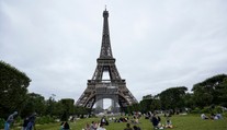 Američania strávili nezákonnú noc na Eiffelovej veži. Opití tam zaspali