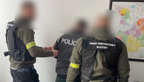 Policajta z Trenčianskeho kraja, ktorý mal vynášať citlivé informácie o vražde, obvinili z marenia spravodlivosti