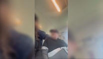 Tínedžerku vo vlaku obťažoval vyše 70-ročný muž. Celý incident si nahrala na telefón