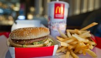 Mŕtvy a desiatky nakazených. Dôvodom má byť baktéria v hamburgeroch z obľúbeného fastfoodu