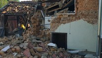 Výbuch plynu zdemoloval dom v Krásnohorskom Podhradí. Starší manželia utrpeli zranenia
