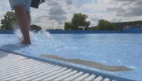 Hit letnej sezóny na Gemeri narazil na prvé problémy. Z bazéna s vlnobitím sa odlupuje farba, primátor sľubuje nápravu