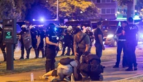 Demonštranti v Srbsku stavajú barikády. Polícia pri zásahu voči protestujúcim zadržala desiatky ľudí