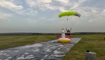 VIDEO: Pristátie ako z rozprávky. Parašutista skončil rovno na nafukovacom jednorožcovi