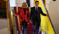Úder do tváre, šok a „ty lúzer“. Čítač z pier rozobral čo si Macronovci povedali po ostrom incidente
