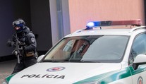 Veľká policajná akcia pre podozrenie z obchodovania so zbraňami. Zadržali viacero ľudí