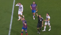 VIDEO: Po nebezpečnom zákroku videl červenú kartu. Tréneri mali na faul Vavra rozdielne názory