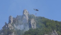 V Súľovských skalách bojovali s požiarom ďalší deň. Pomáhal, kto mohol