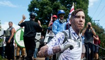 Traja mŕtvi a desiatky zranených: Do davu v Charlottesville vrazilo auto, spadol aj vrtuľník