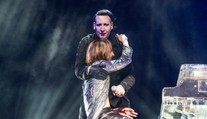 Spevák Marilyn Manson skolaboval počas koncertu. Tvrdil "že sa otrávil teplom"