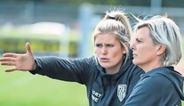 Trénerka mužského tímu krásne odbila novinára, ktorý jej položil sexistickú otázku