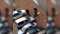 VIDEO: Policajtovi praskli nervy a správal sa ako nepríčetný. Kopal do muža ležiaceho na parkovisku