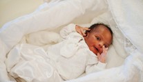 Belošskému páru sa narodilo černošské dieťa. Klinika odmieta vysvetliť, kde sa stala chyba