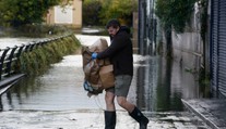 Smršť Ciarán zasiahla viaceré krajiny v Európe. V niektorých oblastiach vyhlásili núdzový stav