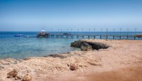 Obľúbená destinácia sľubovala turistom jednoduchšie odbavenie. Otravné praktiky však naďalej pokračujú