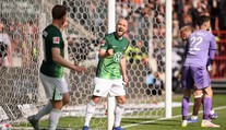 Wolfsburg s Vavrom sa vyhol priamemu zostupu. Bayern na záver s kanonádou